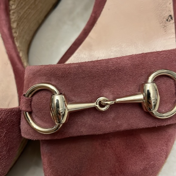 Gucci Horsebit  light wine suede and raffia wedge - Picture 4 of 10